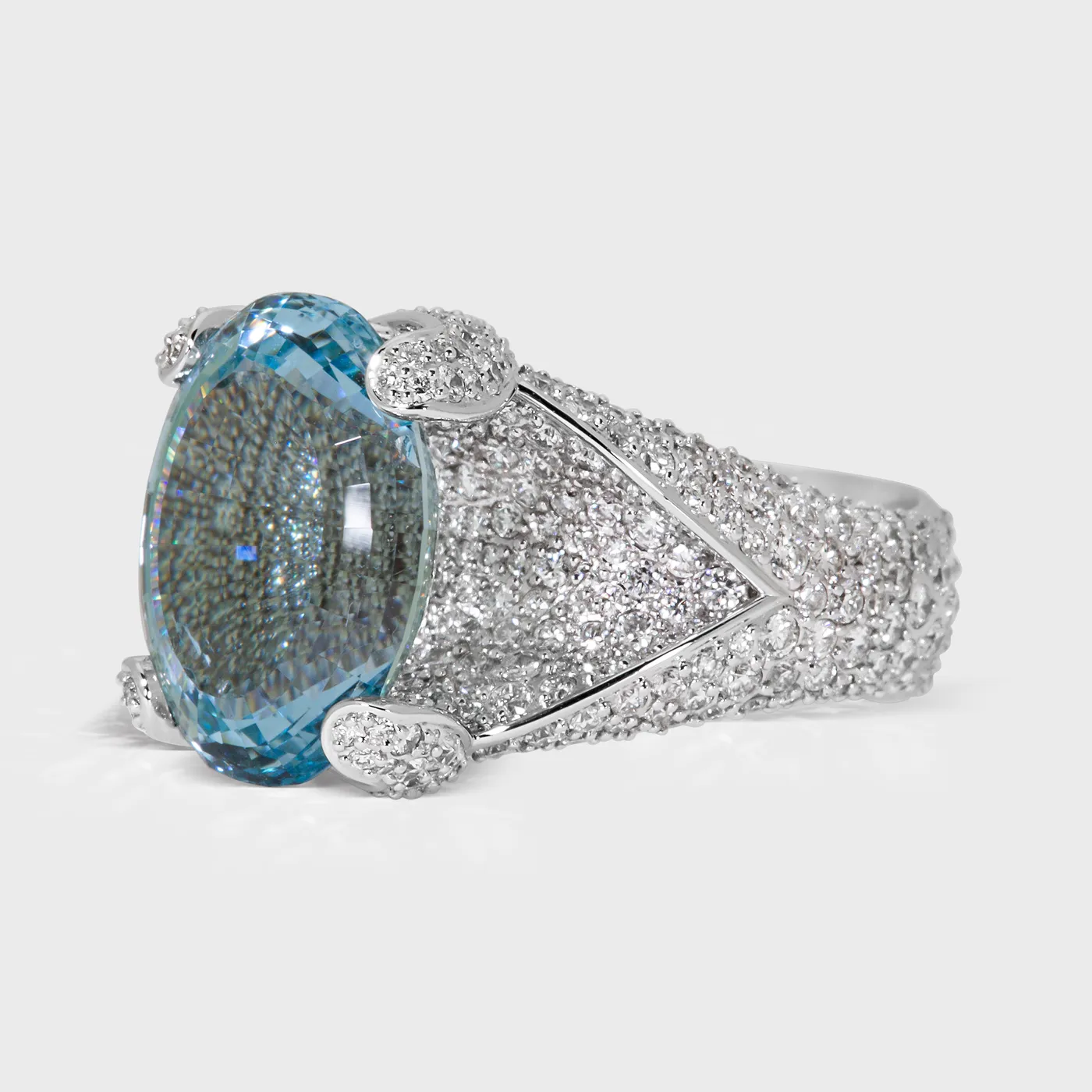 Forte dei Marmi white gold ring by ValeOro with an oval aquamarine and openwork pavé diamond shoulders, three-quarter view