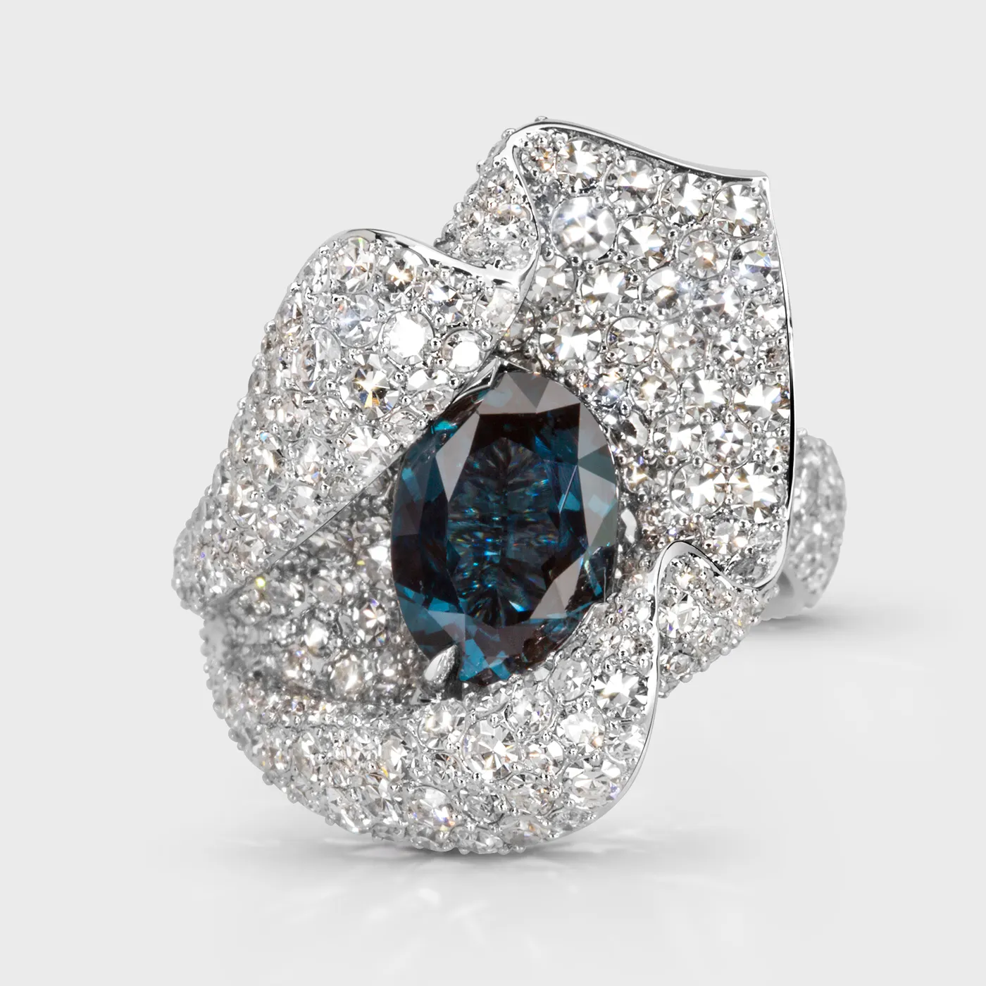 Azure white gold ring by ValeOro with an oval blue spinel surrounded by scattered pavé diamonds, front view