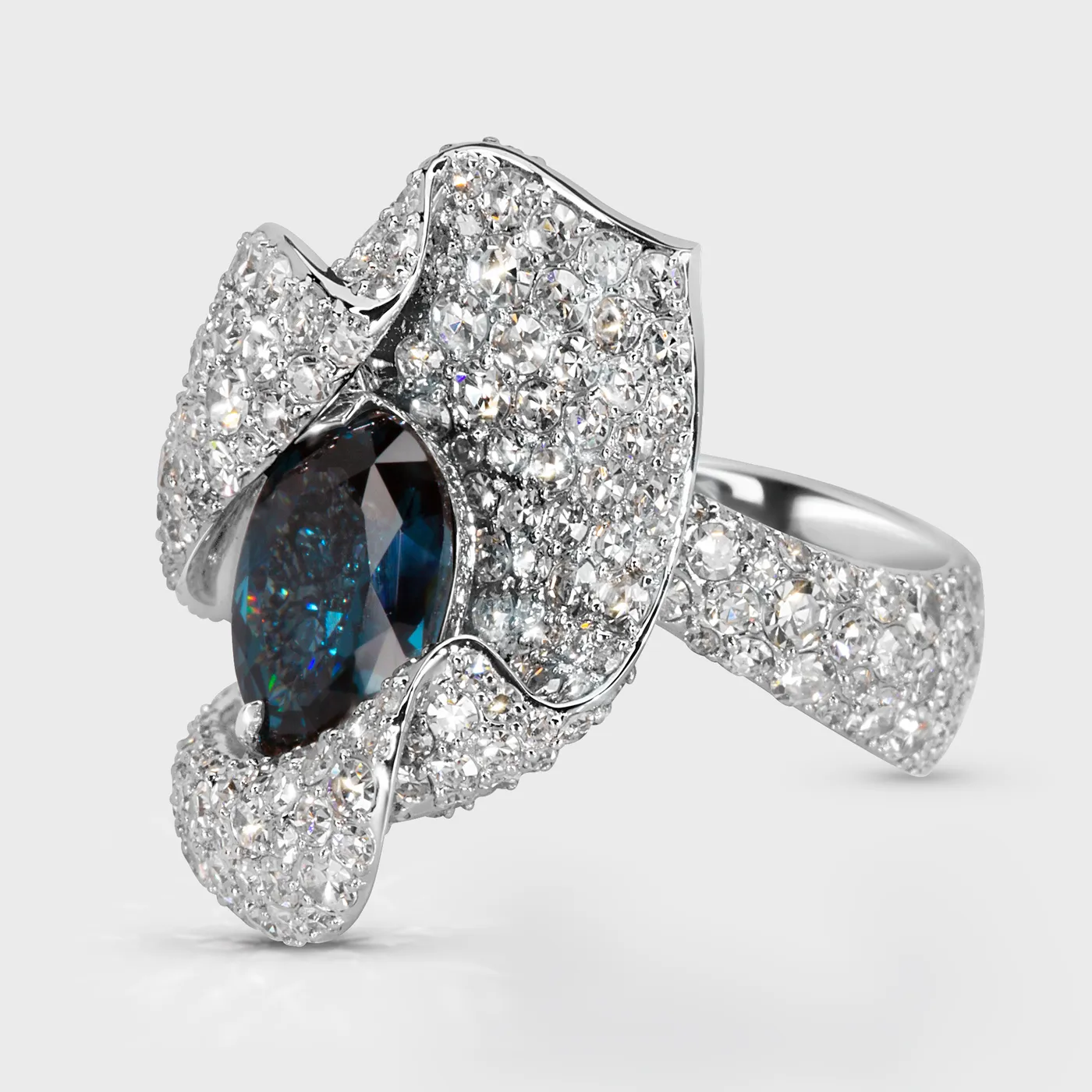 Azure white gold ring by ValeOro with a blue spinel and a diamond-set band in an undulating design, side view