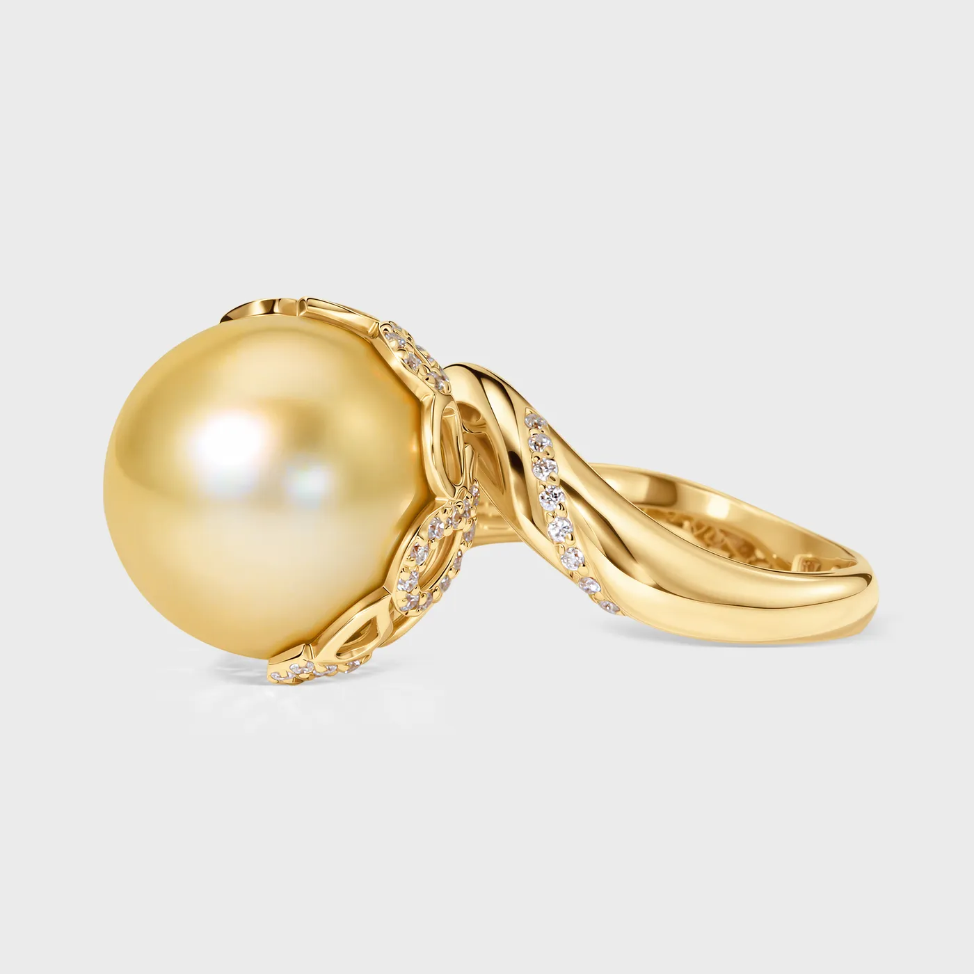 Rangiroa Yellow ring in yellow gold by ValeOro with a golden South Sea pearl and a twisted diamond-set band, side view