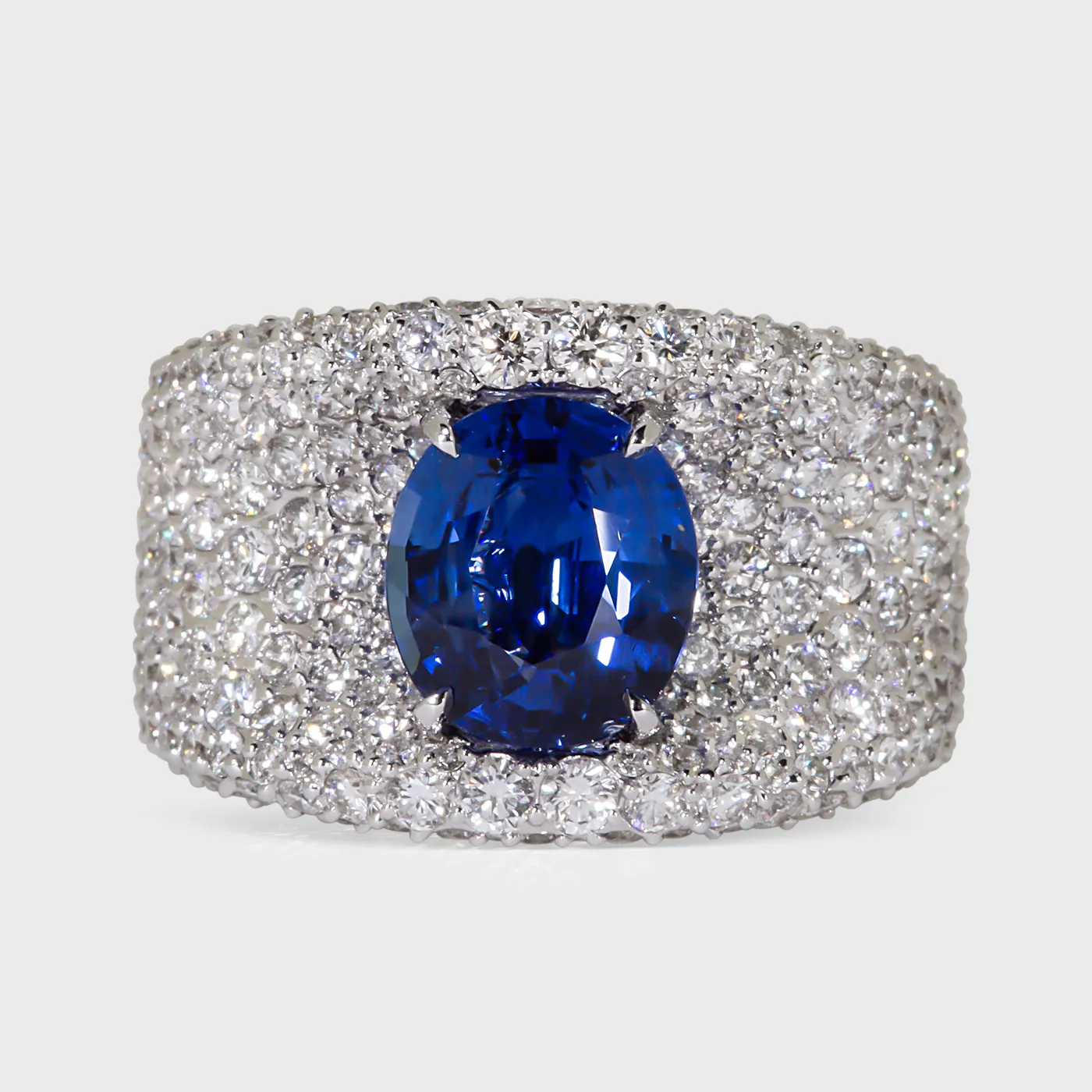 La Massana white gold ring by ValeOro with an oval blue sapphire set in full diamond pavé, front view