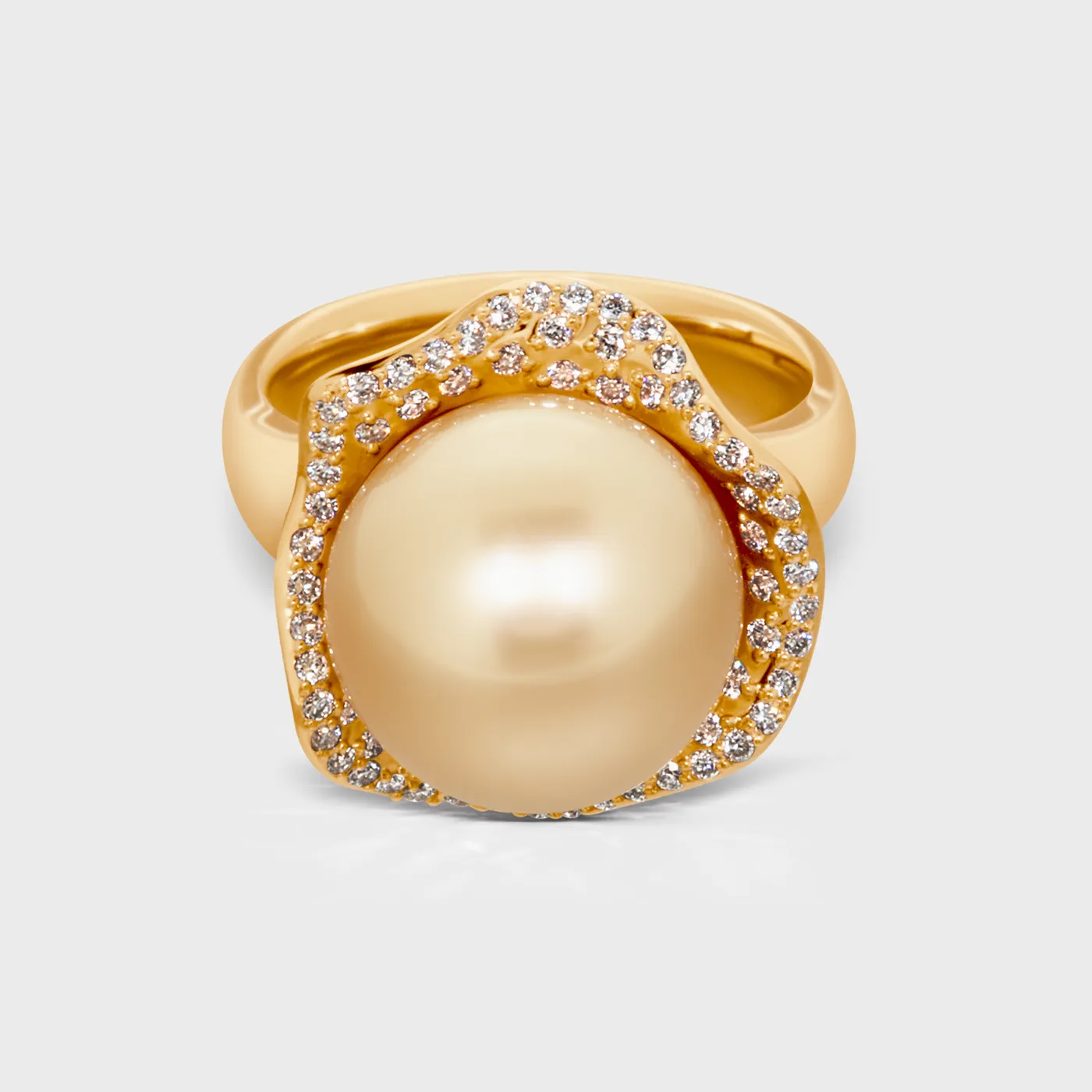 Tahiti Yellow ring in yellow gold by ValeOro with a golden South Sea pearl in a shell-shaped diamond setting, front view