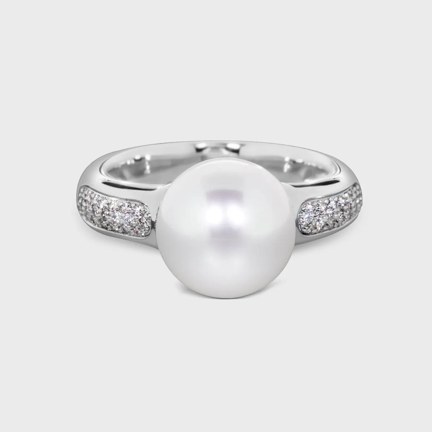 Katiu White white gold ring by ValeOro with a large round pearl and diamond pavé on the band, front view