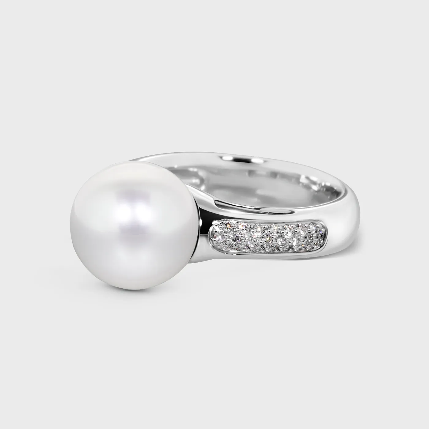 Katiu White white gold ring by ValeOro, a large pearl beside a pavé-set diamond band, side view