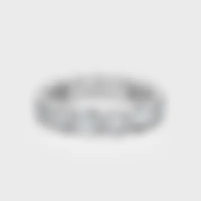 Clover white gold ring by ValeOro with a row of round bezel-set diamonds, front view