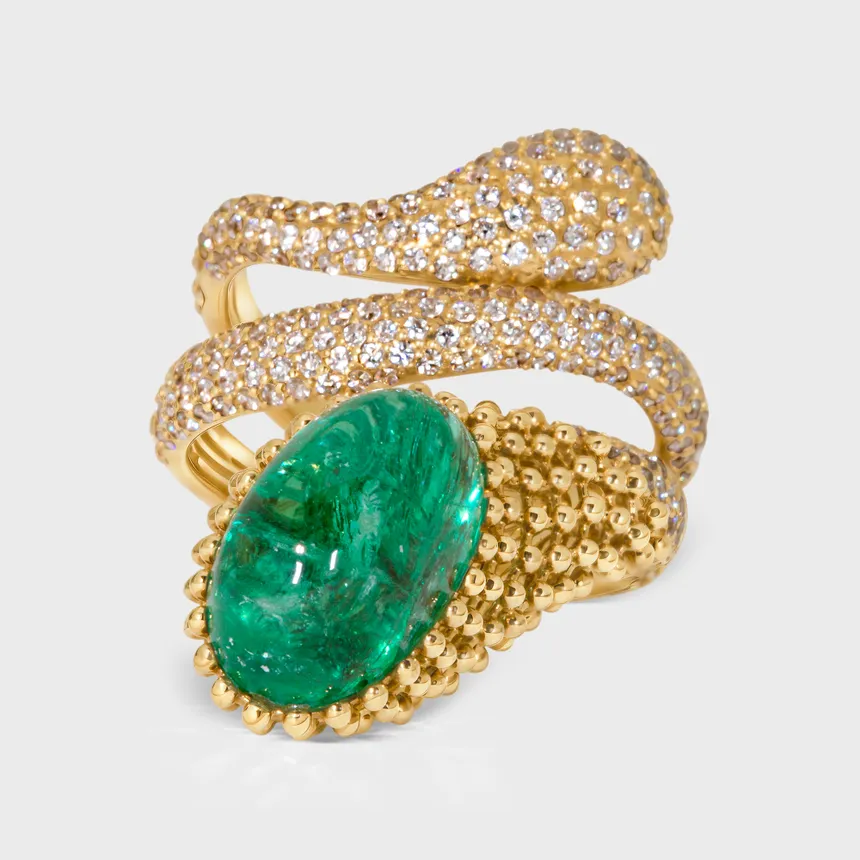 Le Mans yellow gold ring by ValeOro with a green emerald cabochon in a diamond pavé serpent design, three-quarter view