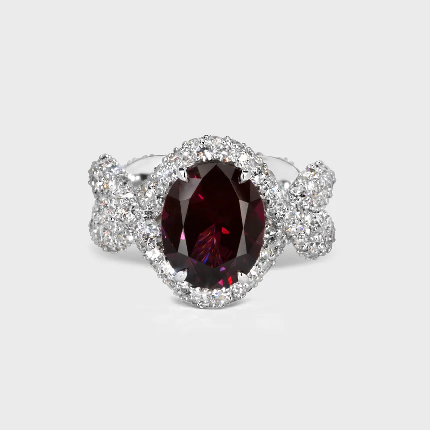 Paarl white gold ring by ValeOro with an oval deep-red spinel framed by a diamond halo, front view