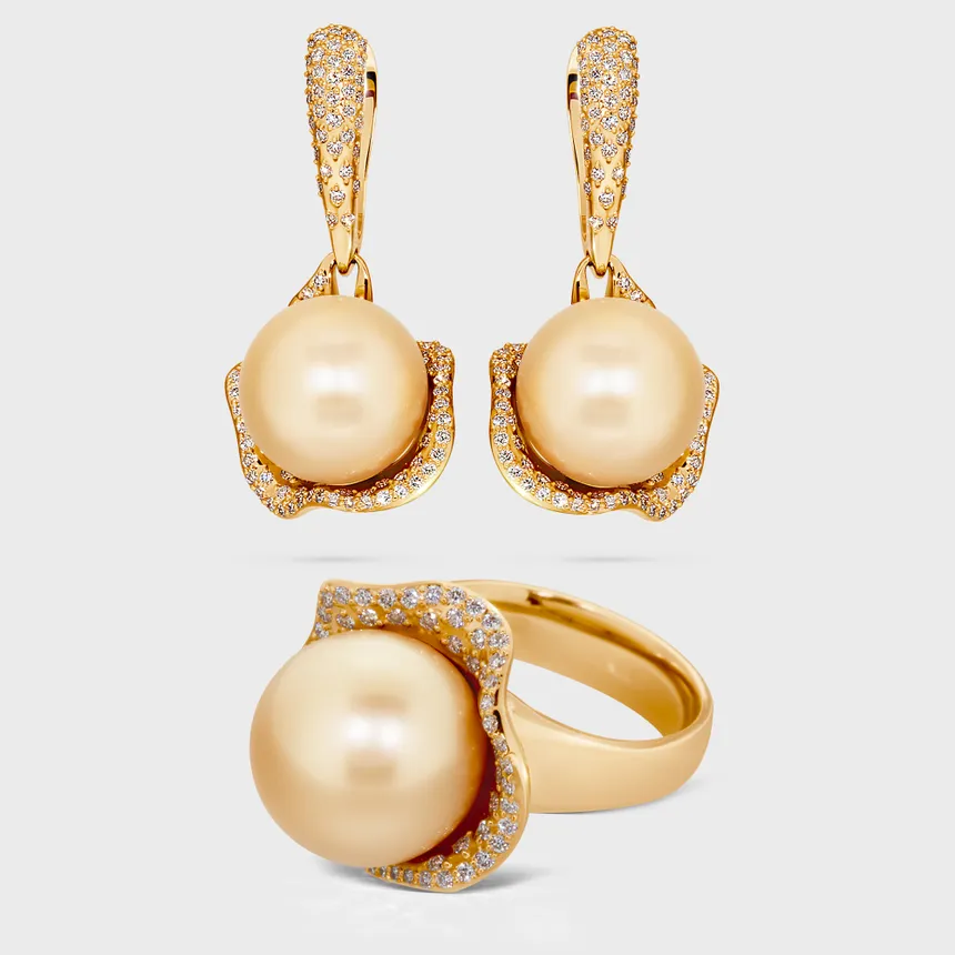 Tahiti Yellow set in yellow gold by ValeOro with golden South Sea pearls in shell-shaped diamond settings, earrings and ring