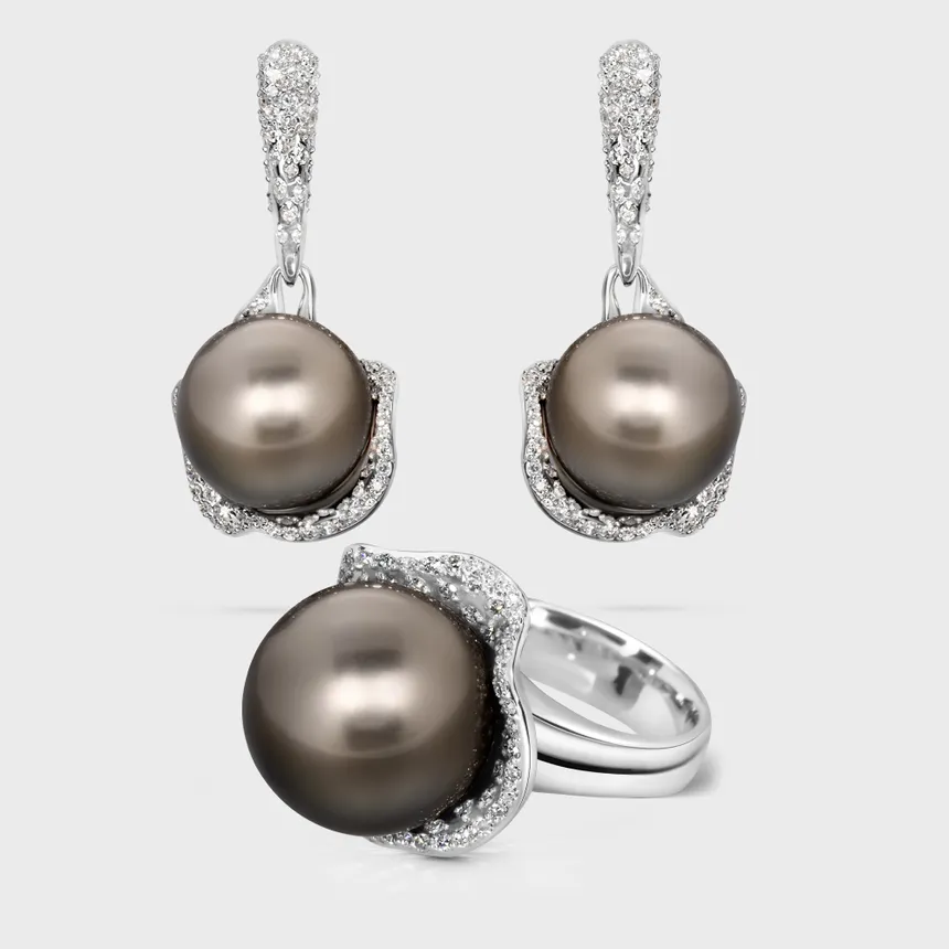 Tahiti Black white gold set by ValeOro with black pearls framed by diamonds in a seashell setting, front view