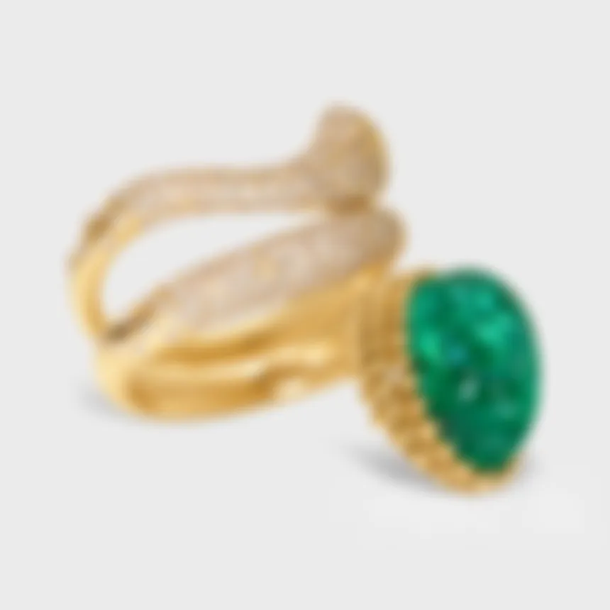 Le Mans yellow gold ring by ValeOro with a green emerald cabochon framed by gold beads, close-up