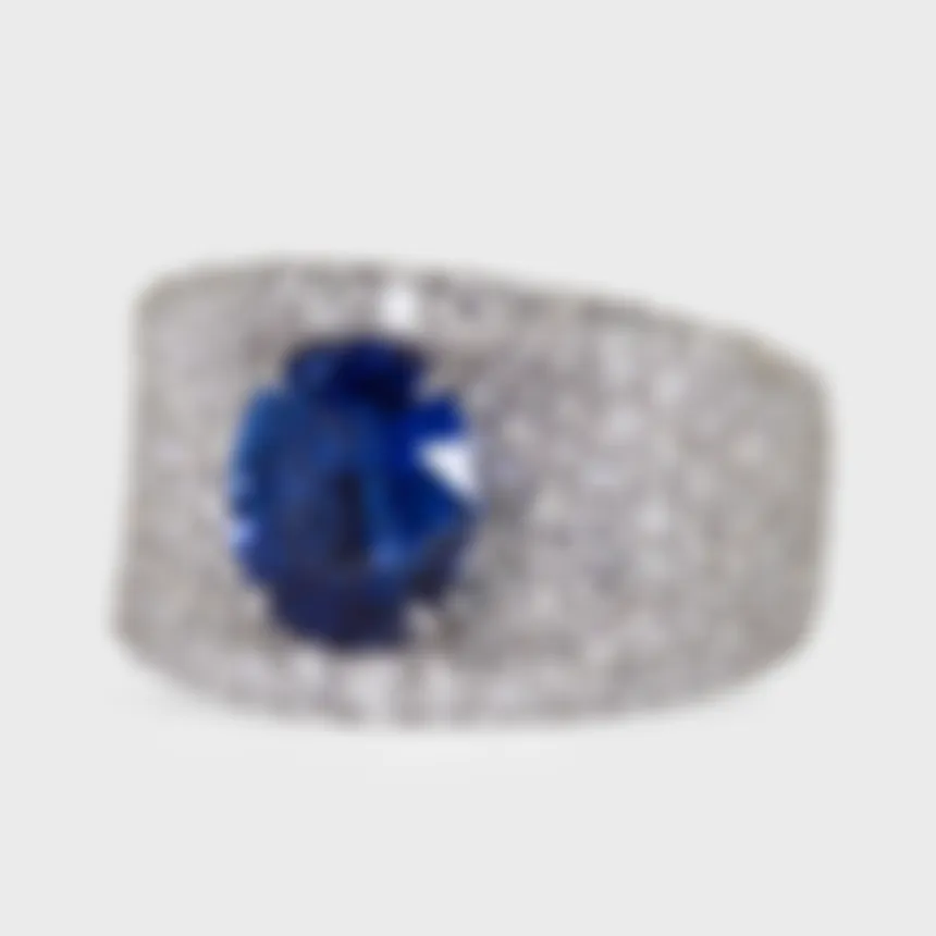 La Massana white gold ring by ValeOro with an oval blue sapphire framed by pavé diamonds, three-quarter view