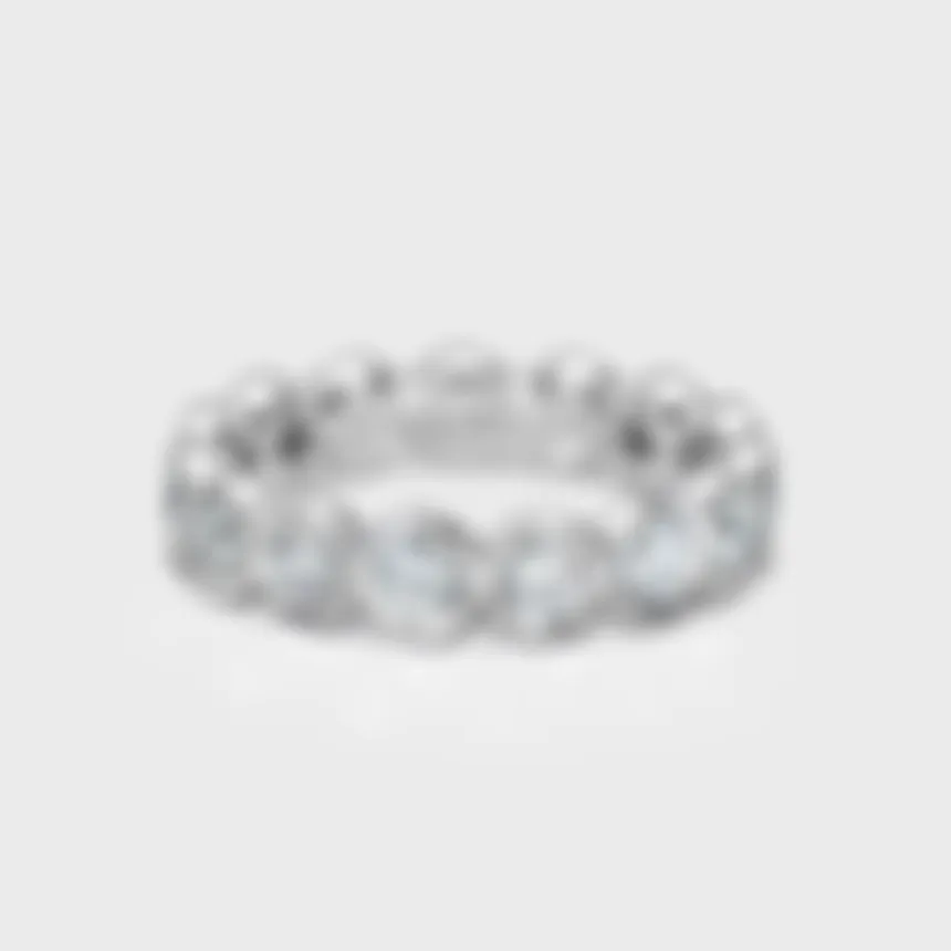Clover white gold ring by ValeOro with a row of round bezel-set diamonds, front view