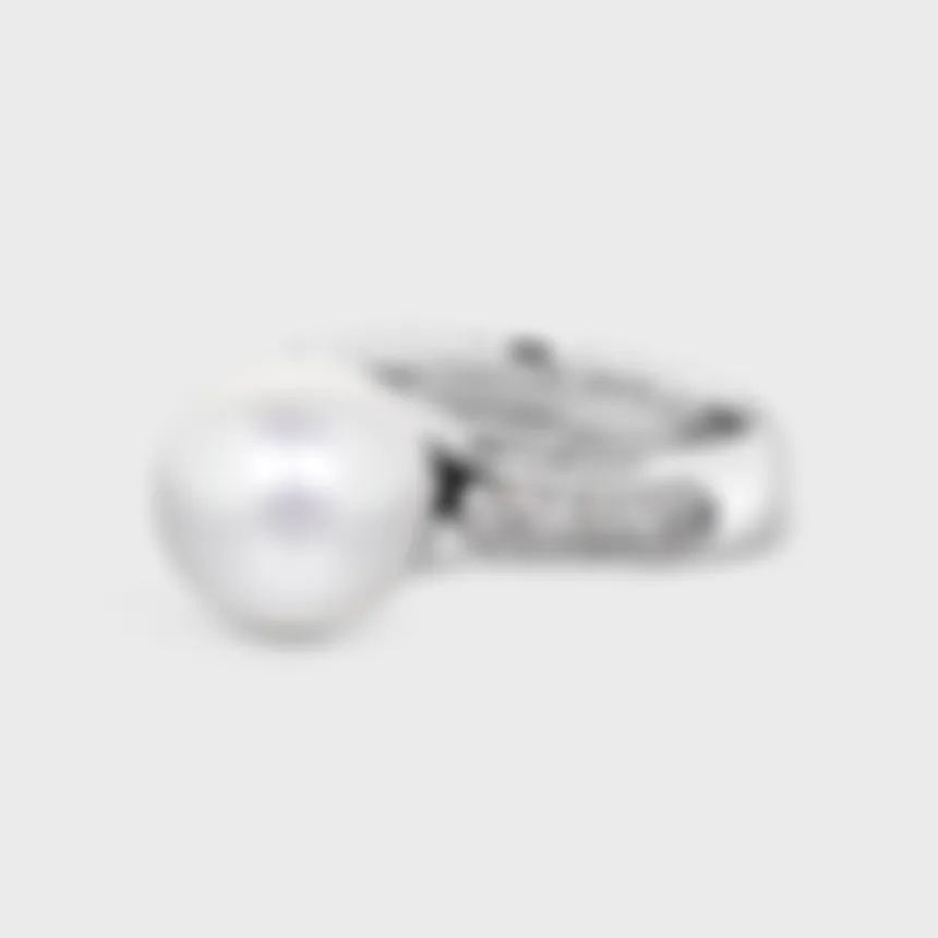 Katiu White white gold ring by ValeOro, a large pearl beside a pavé-set diamond band, side view